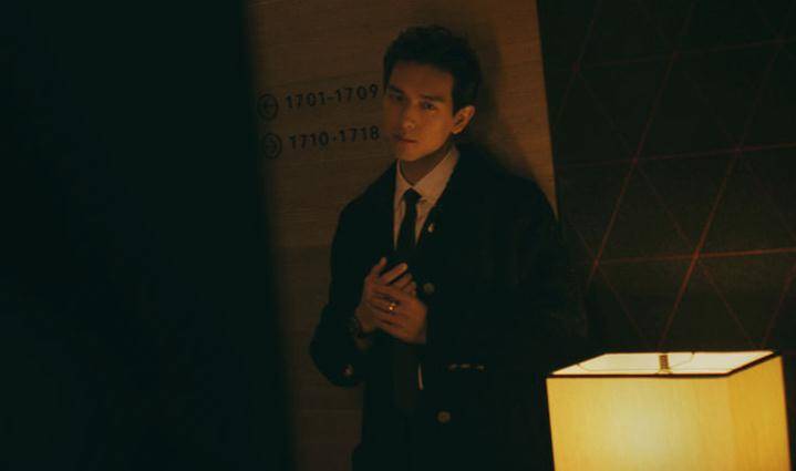 身材 “韩商言”和“米邵飞”同框，李现穿风衣更有型，上演致命眼镜杀