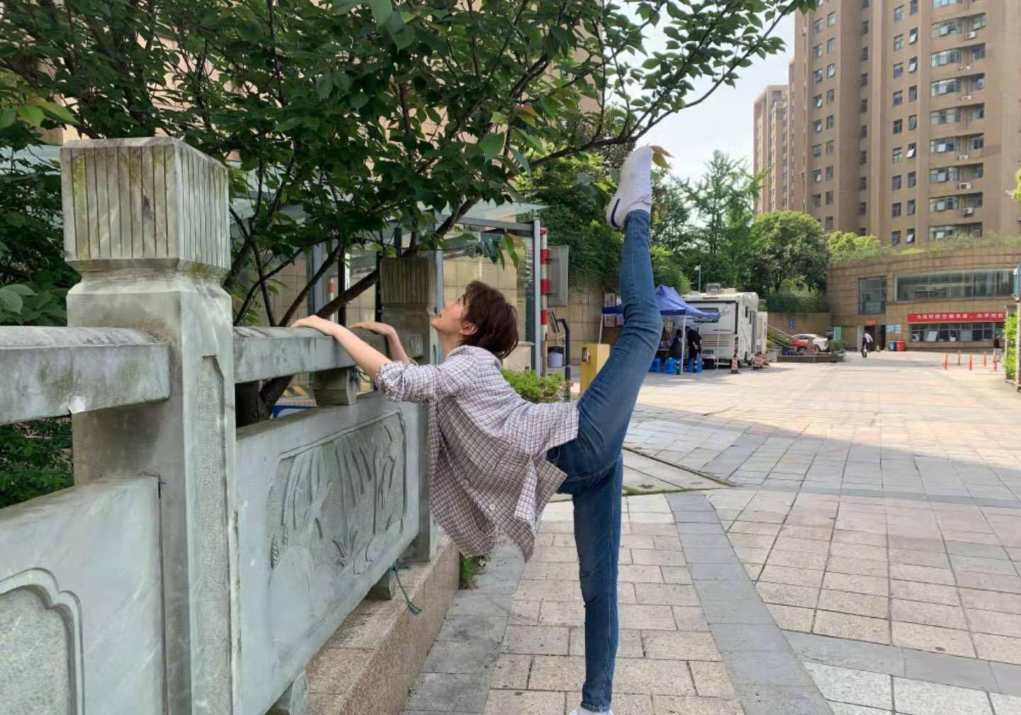 现实生活的海清是极爱锻炼的,平日里更是瑜伽傍身,有多年学习舞蹈经历