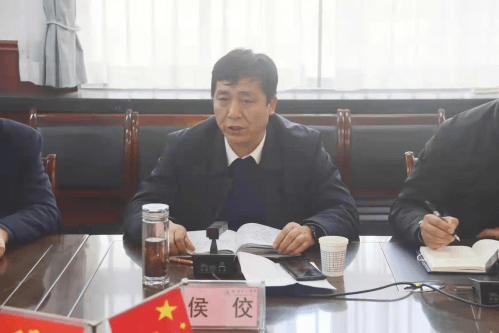 乾县教育局党委书记 ,局长侯佼先后深入乾县一中,北寺小学分别参加第