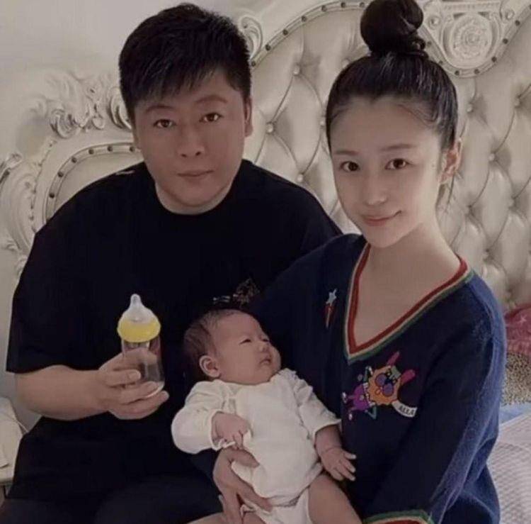 王小蒙与谢永强同框热舞,合作14年似真夫妻,打扮贵气