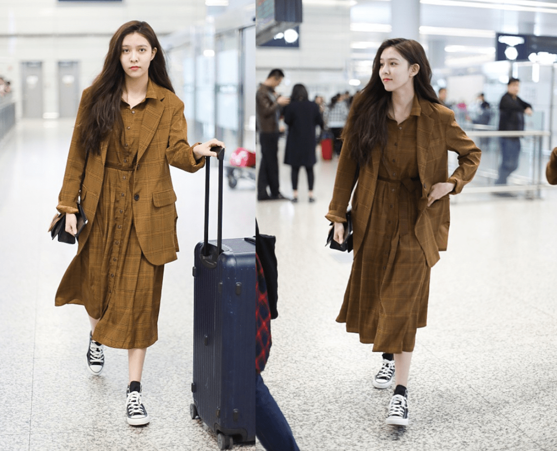 服装 宋妍霏这西装挺心机,短款+交叉设计显出小蛮腰,就是裤子挺显胖