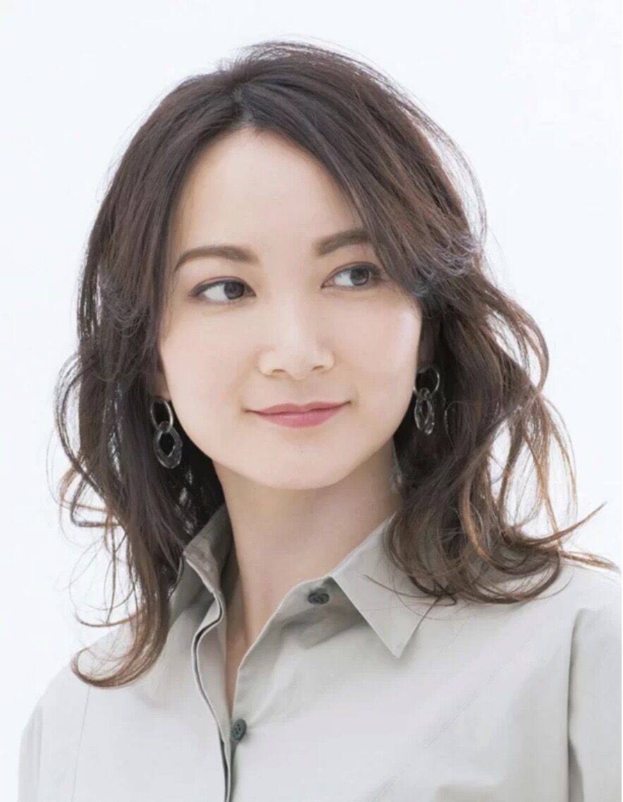 发型女人头发不管怎么烫，最优雅还是这3种，多数40岁女人都喜欢