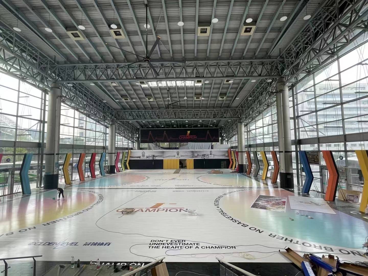 明尼苏达森林狼森林狼主场篮球场木地板彩漆较大的特点是使用了特有的