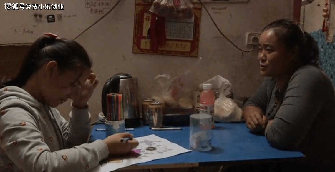 一组跟随城管记录另一组则是跟随王天成一家进行拍摄记录积累了大量的