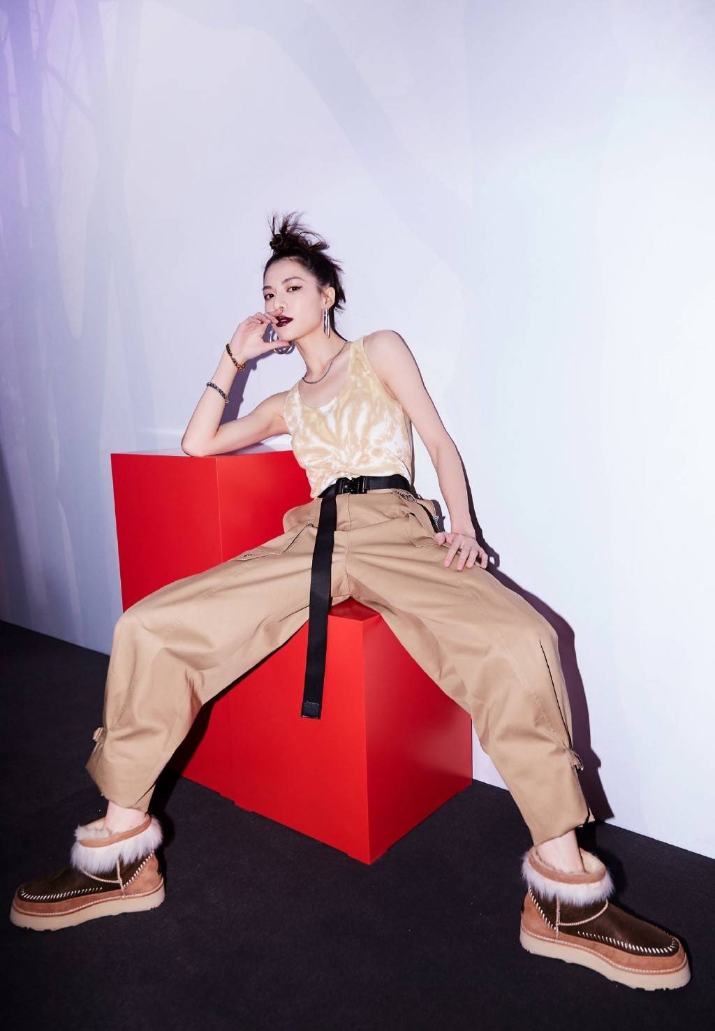 钟楚曦 她演的聂小倩一袭红色纱裙，今穿背心工装裤，配酒红色口红超霸气