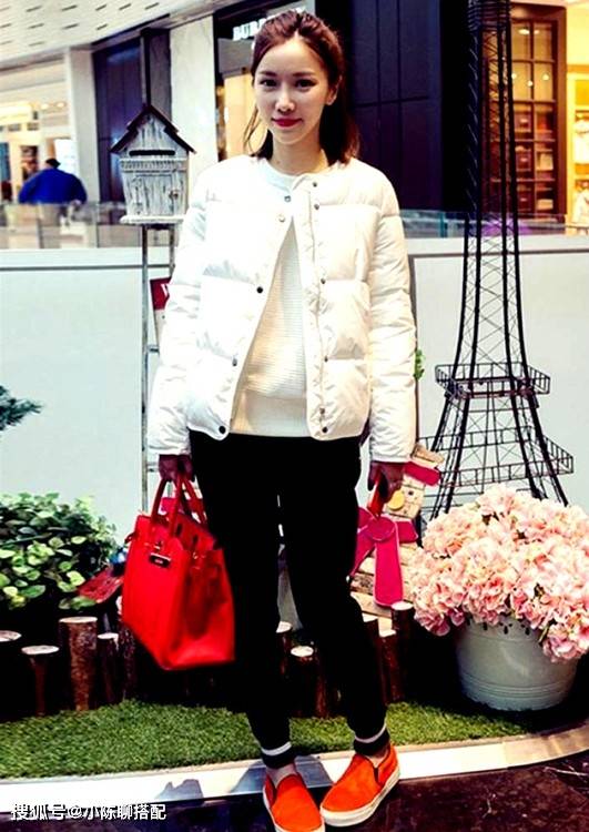 上半身 2022年春季，大龄女人短款外套要这样穿搭，时尚洋气有气质