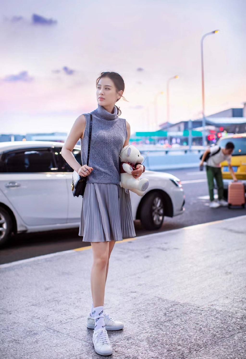 黄圣依的少女心藏不住了,穿针织衫配流苏皮衣,露粉色袜子超抢镜_前卫