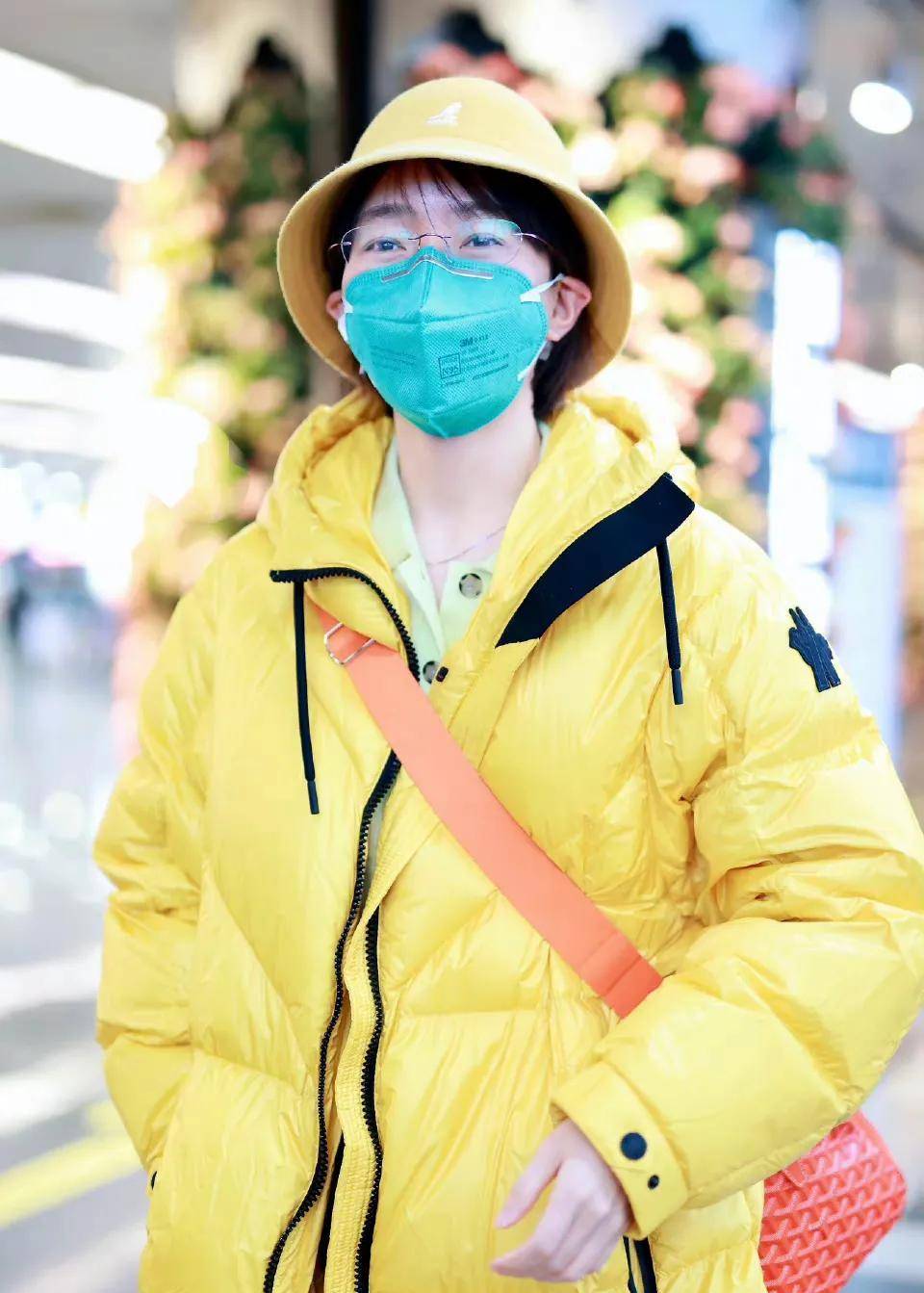 焦俊艳戴着渔夫帽,穿着黄色羽绒服,像行走的大黄鸭,看着好可爱_感觉