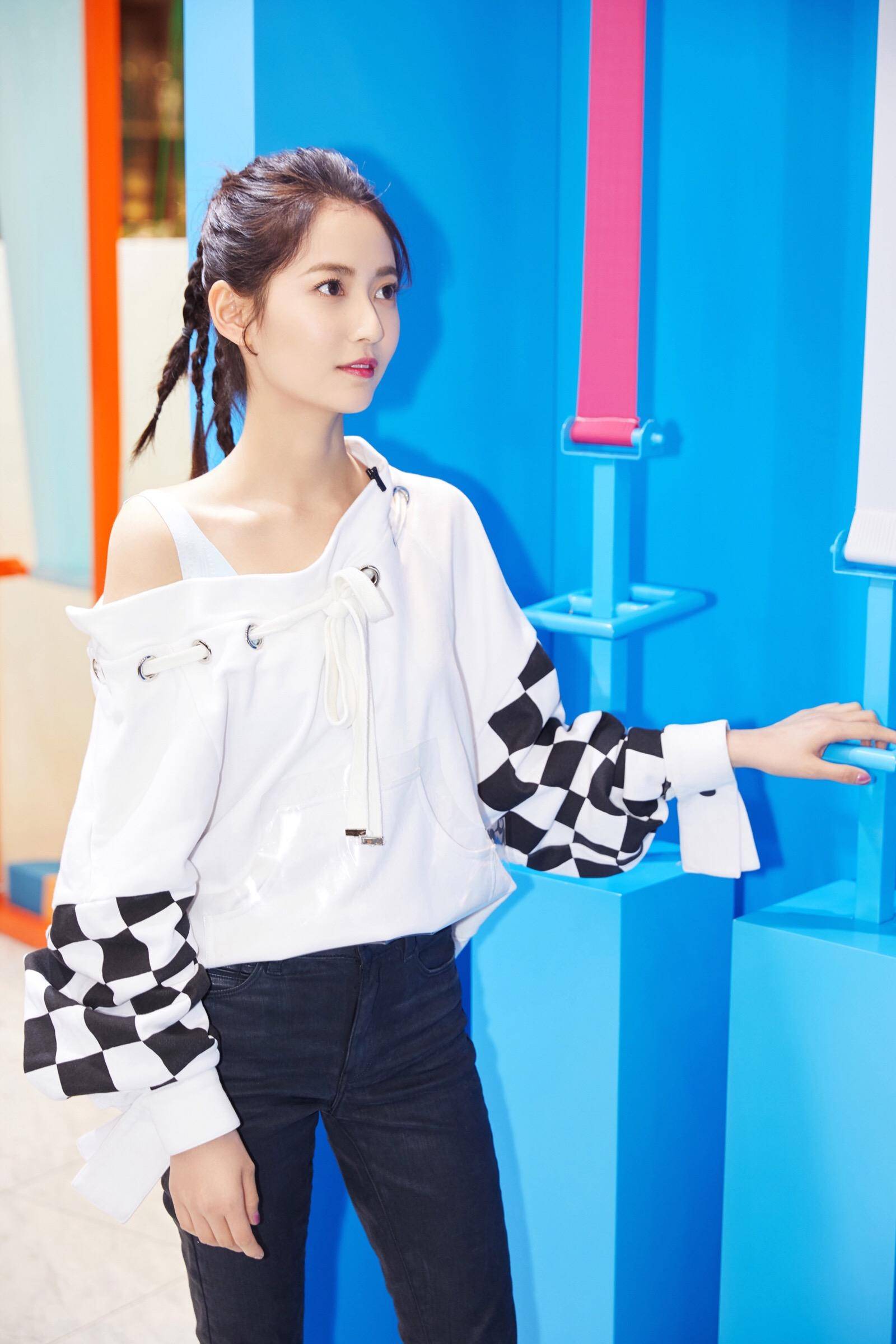 陈钰琪身穿白色单侧露肩上衣,出现过失称之美,暴露白净圆润香肩,性感