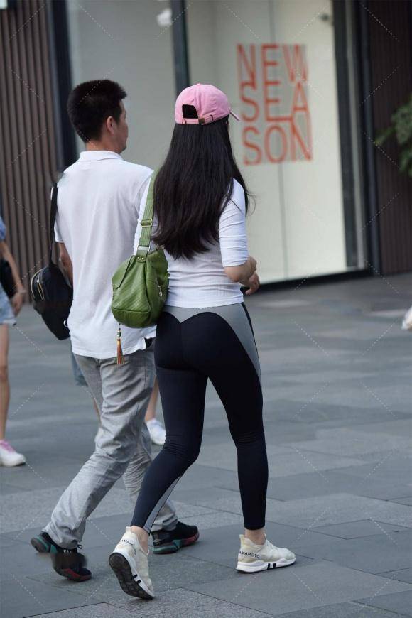 青春 健美裤搭配修身上衣,穿出健美好身材,时尚休闲又显青春的活力