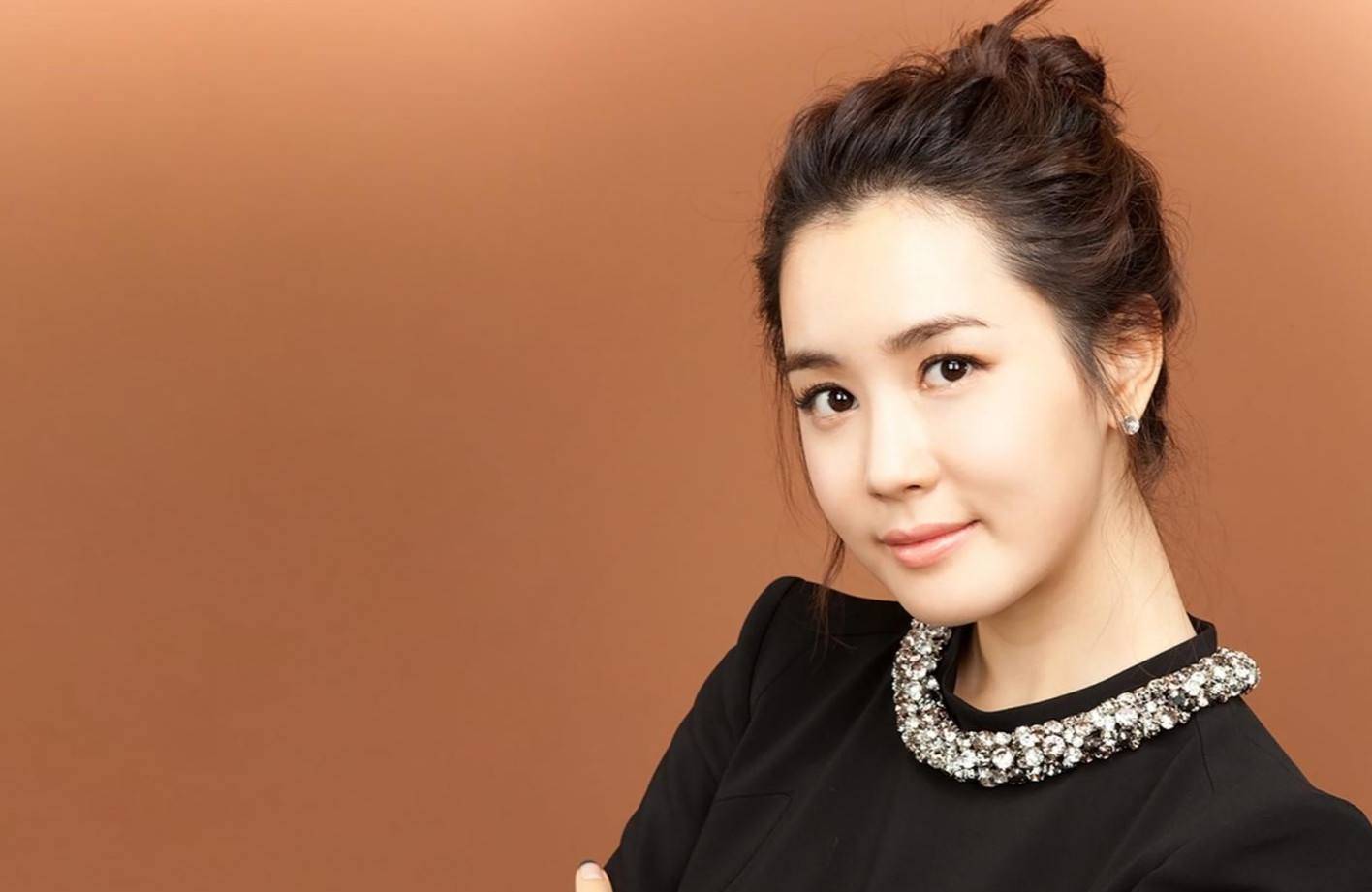 韩国甜姐蔡琳化妆品代言广告电脑壁纸 -桌面天下（Desktx.com）