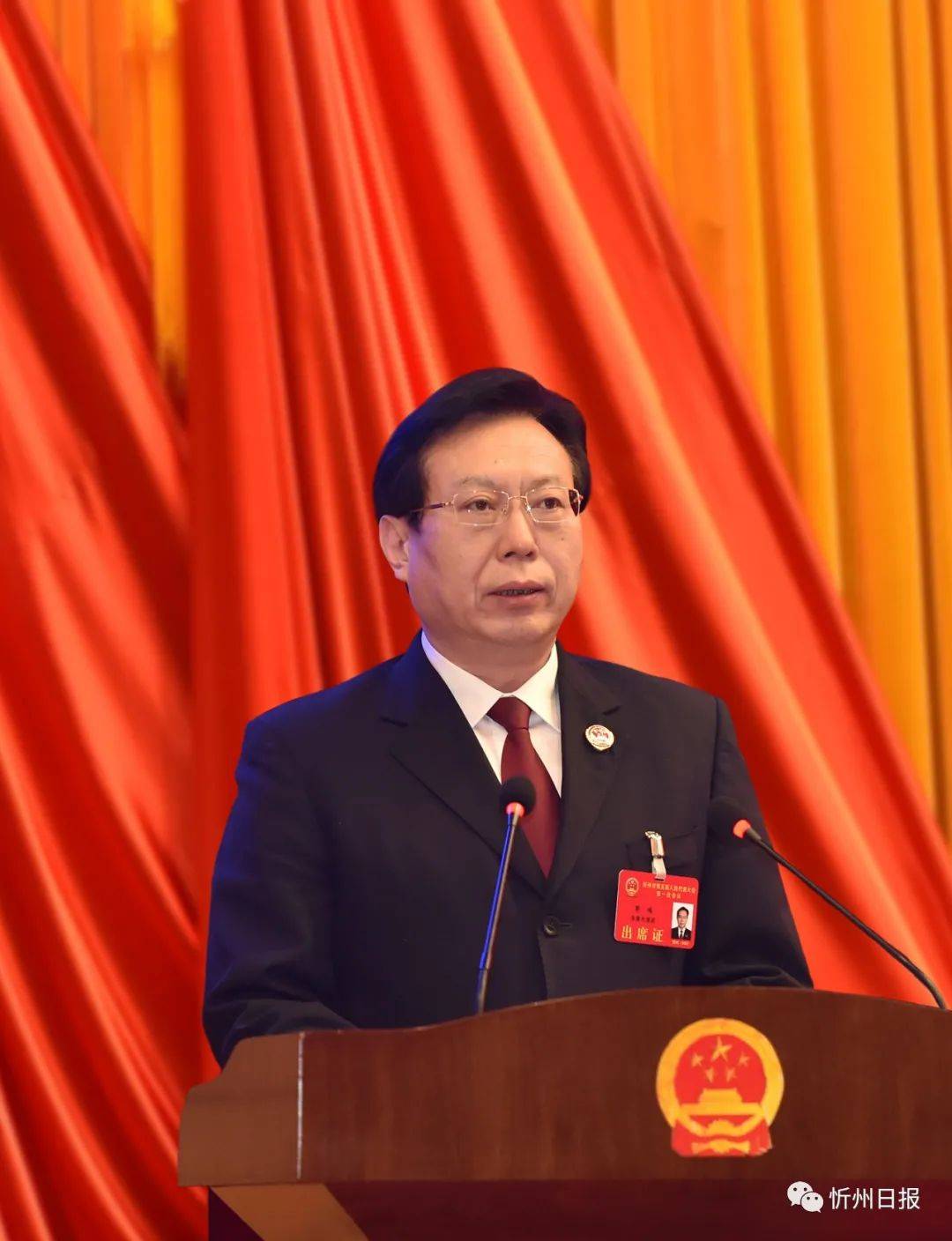 郭鸿向大会作 市人民检察院工作报告.