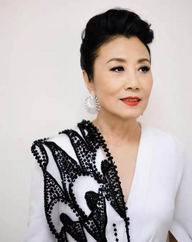 活动72岁汪明荃近照曝光，身材纤细精神好，一袭红衣气场全开