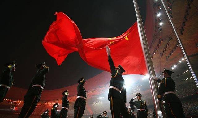 看到《战狼2》吴京挥舞国旗一刻,我想到了9年前的一幕,大学食堂的人们