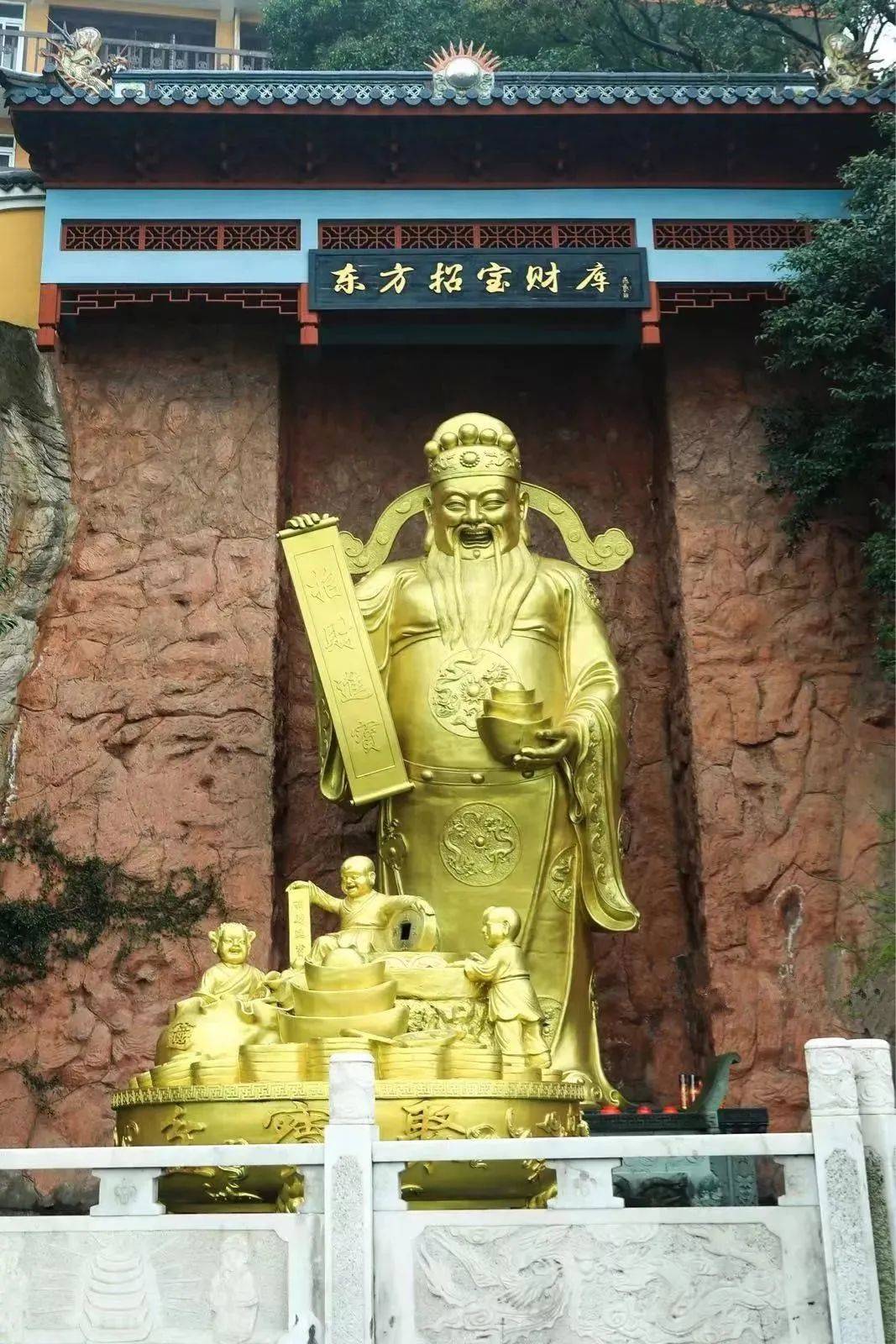 招宝山下,镇海口海防历史遗迹纪念馆的建成,为全国青少年提供了生动的