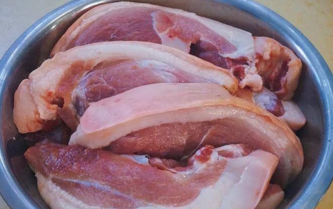 天气|腌腊肉时,直接抹盐就错了,牢记这2步,腊肉不霉不臭,越放越香