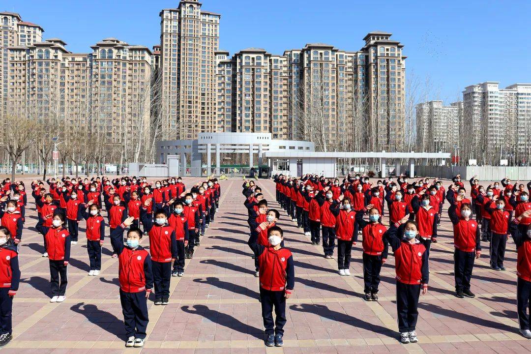 在杨村第八小学清晨,升旗仪式正式开始激昂的国歌声中,国旗冉冉升起