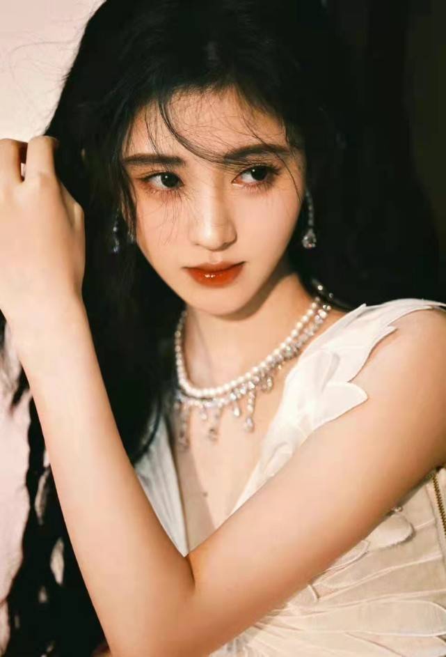 整体江苏五龙——换了新造型的鞠婧祎，气质温婉，更加大气