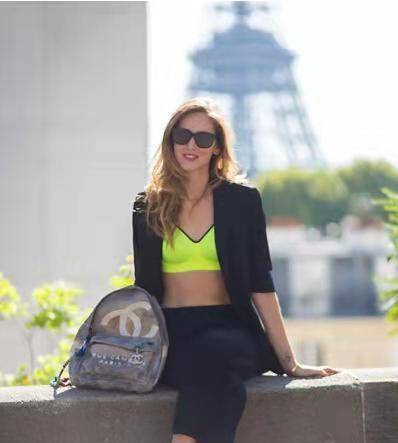 荧光 好莱坞华裔演员白灵晒照!59岁穿露脐装秀身材,“拖把头”吸睛