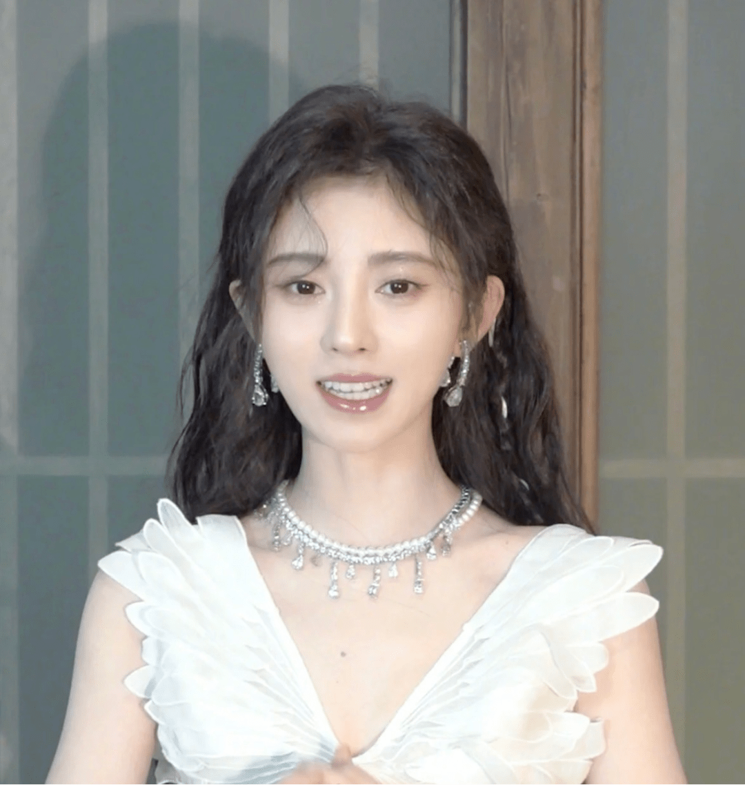 换妆如换头 鞠婧祎4次脱下半永久妆 颜值下滑发际线却始终没变 视频 美貌 丝绒