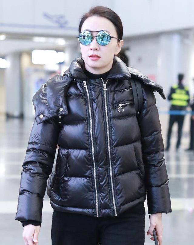 服装 陶虹带女儿现身，用手机壳与徐峥隔空秀恩爱，11岁女儿腿长不输妈