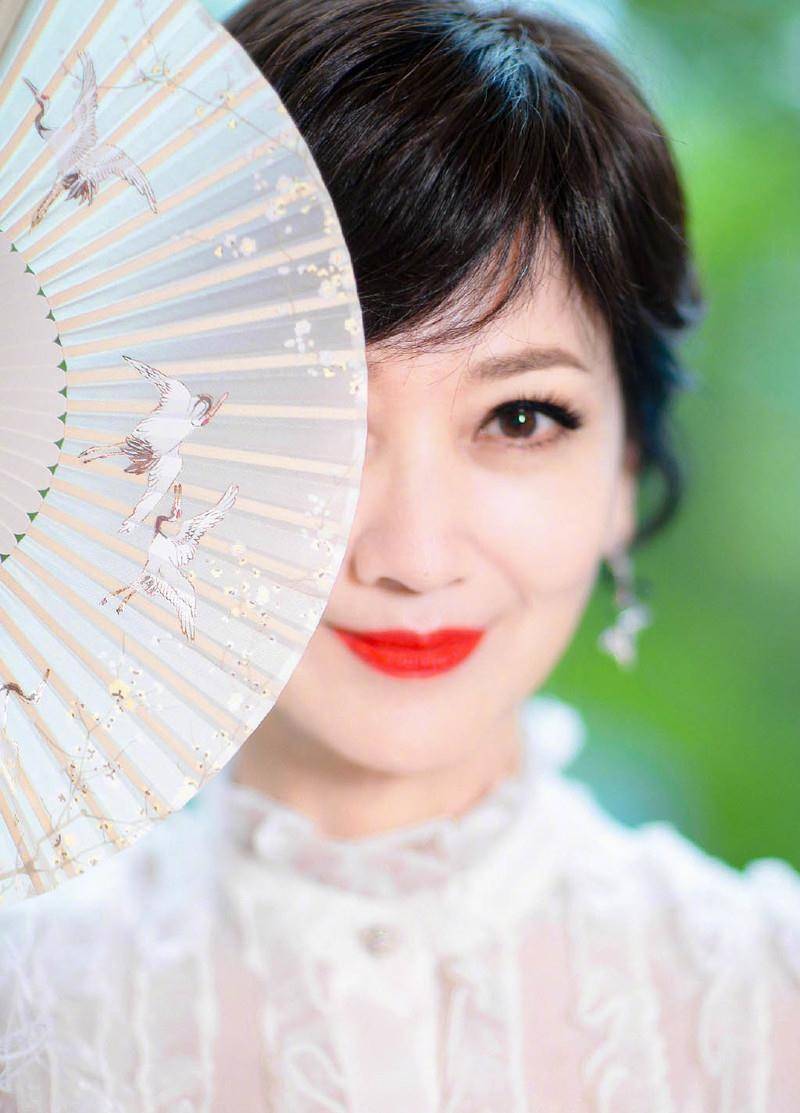 精修里的美人 65岁赵雅芝生图曝光 腰上赘肉明显脖颈纹暴露年龄 粉紫色 精修里的美人 65岁赵雅芝生图曝光 腰上赘肉明显脖颈纹暴露年龄 粉紫色