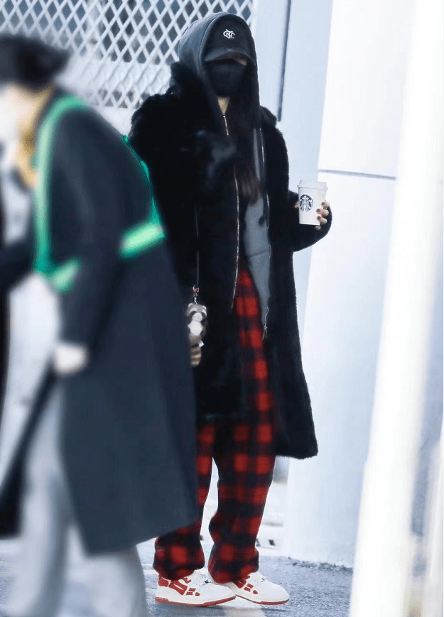 绝版 杨幂穿搭太抢镜,身背高价绝版“二手包”,小挂件让粉丝秒抢空