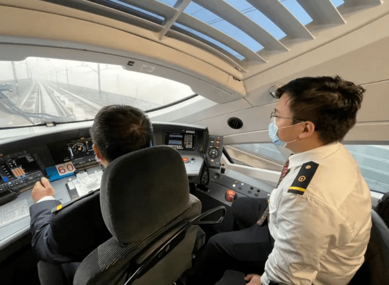 原创高铁驾驶室没有方向盘列车要怎么转弯高铁司机是不是很轻松