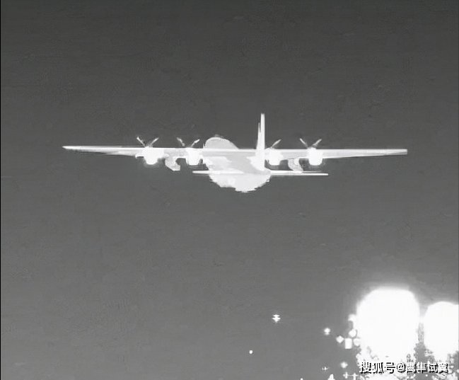 如上图所示,从图中我们可以看到,目标飞机的红外成像图和右下角干扰源