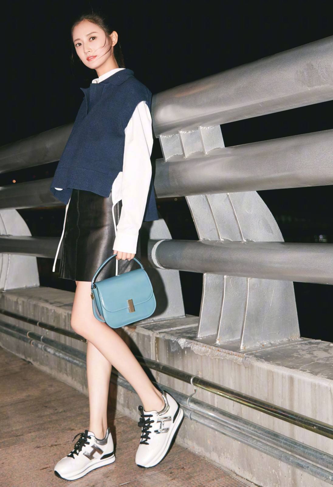 原创陈钰琪写真照曝光穿嫩黄色上衣配牛仔裤绑高马尾帅气又显高