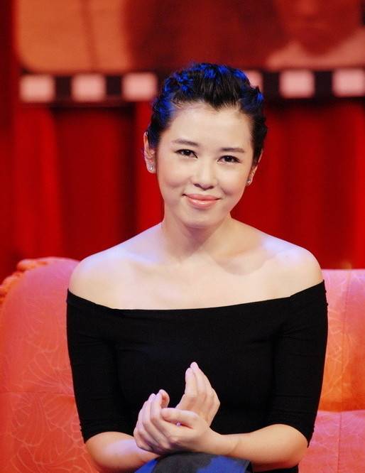 的邀请,她出演了电影《战狼》,并以很低的片酬扮演了女一号龙小云