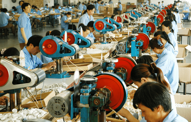 那个年代能进厂就意味着工作稳定,待遇优厚,起码养活一家老小是不