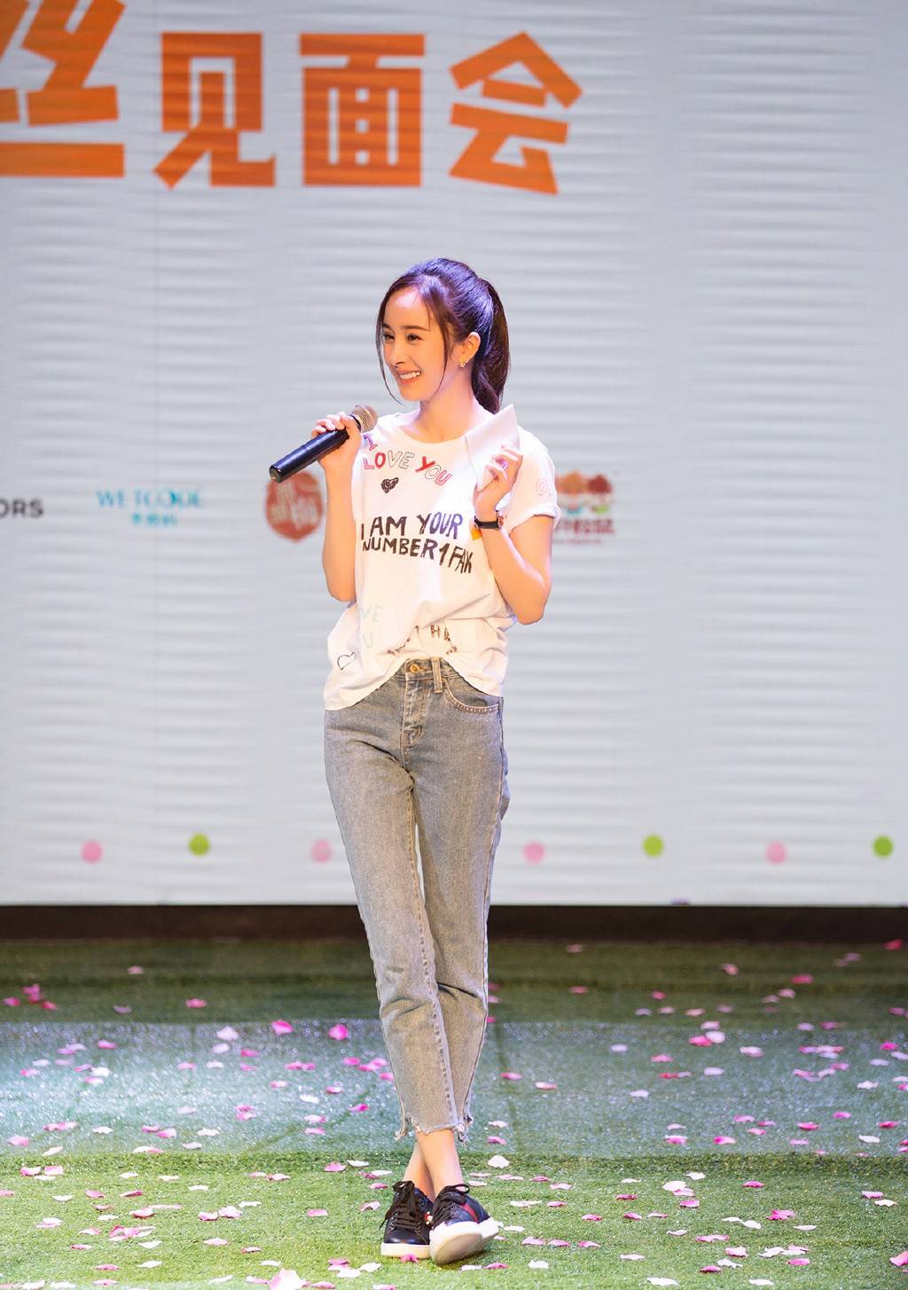 杨幂会穿,短裤还没红色格子衬衫长,配小白鞋秀"竹竿腿"超抢镜_下身