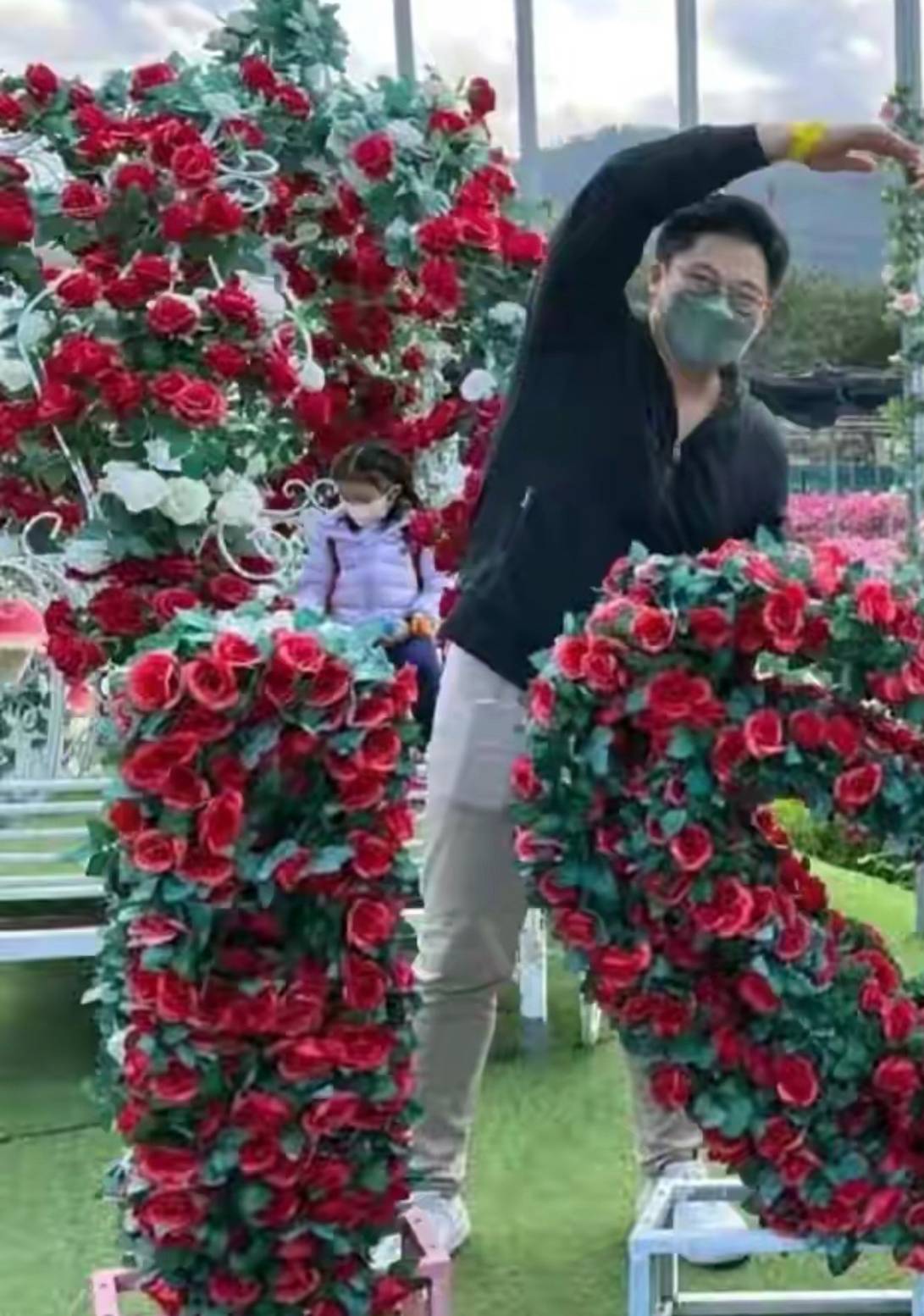 服装 郭晶晶带女儿逛花海，夫妻二人打扮低调甜蜜，谁说豪门没有真爱