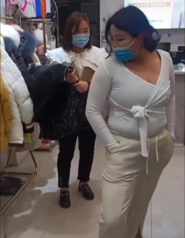 那件 一女子进服装店看衣服，老板娘尽对她说好听的话，她却信以为真