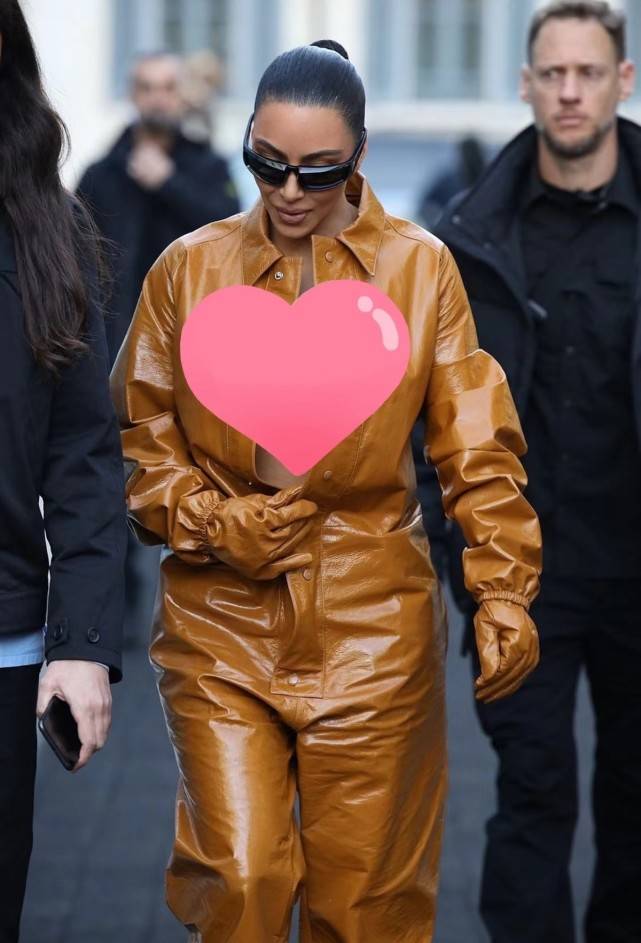 卡戴珊 坎爷前任与卡戴珊同台！柳烟橙皮衣+猫女妆超吸睛，身材比金姐好