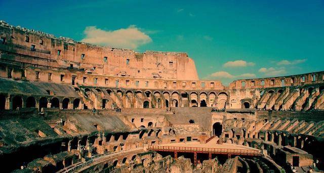 他待在位于阿尔班山的自家别墅,也就是在罗马城的正式边界之外,所以他