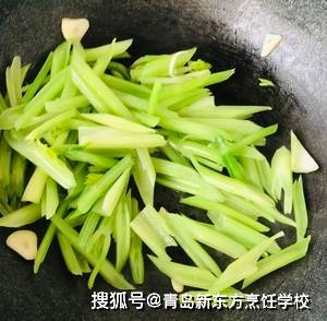 减脂餐—西芹炒纯瘦牛肉香肠