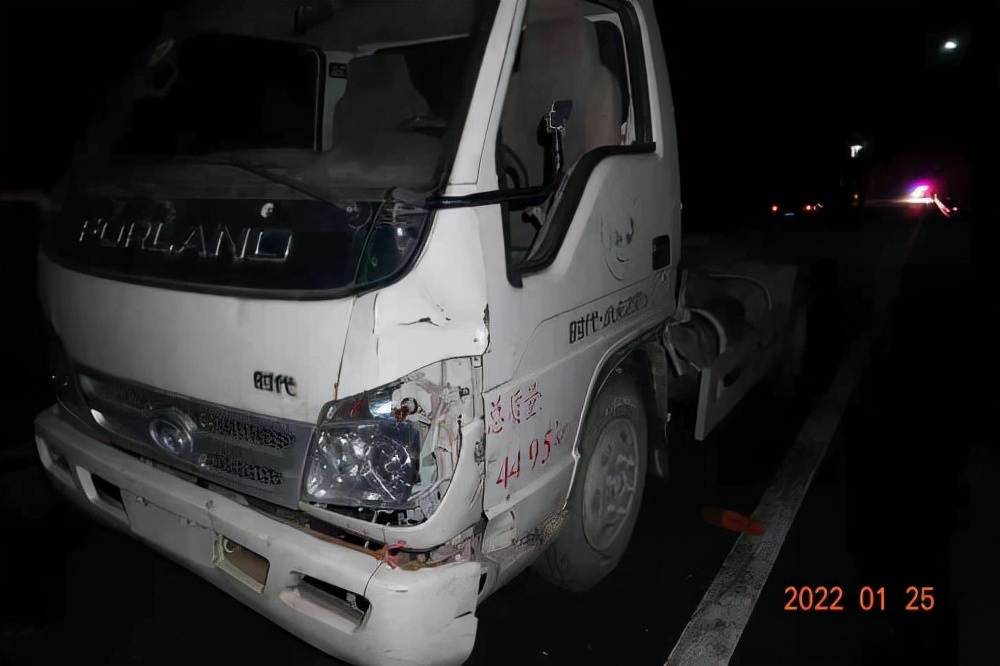 陕西安康男子被环卫车撞至重伤一起车祸牵出一串三无环卫车