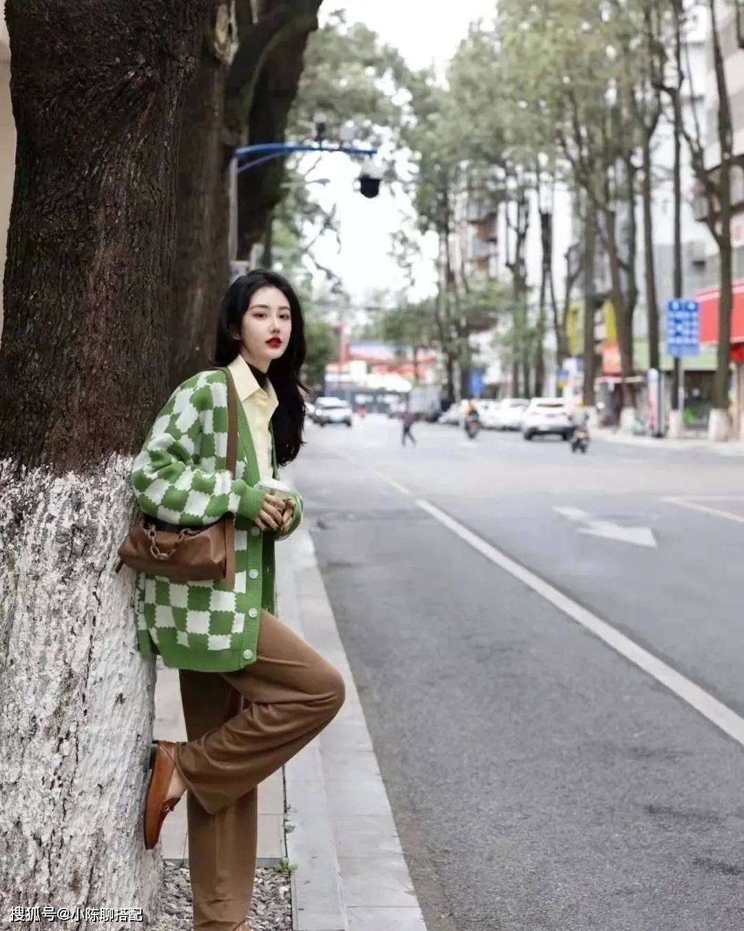 层次 贵气有质感的“卡其神裤”,优雅女人这样穿,比小白裤更高级