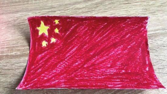 在乌华人拿口红画五星红旗用血都要画完拿着没人会打我