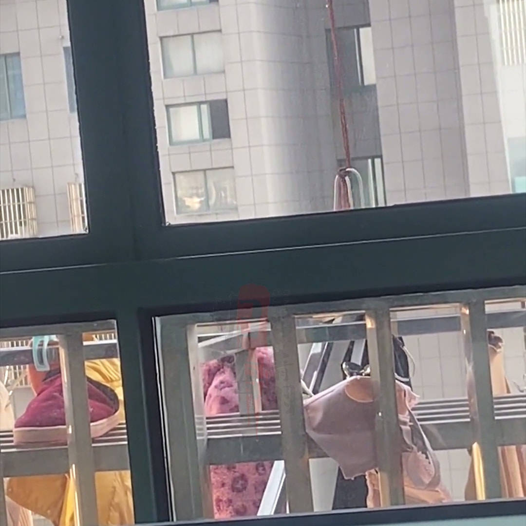 原创女子内衣掉楼下窗前她不好意思打扰邻居之后的操作亮了