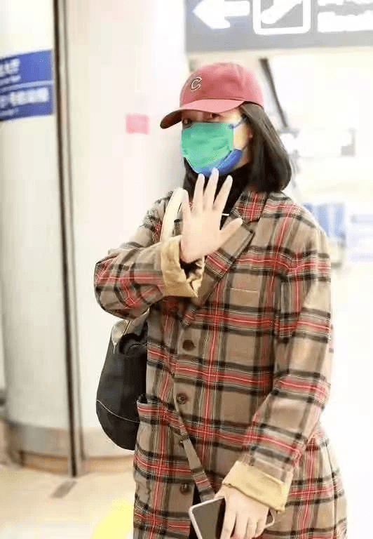 朱丹 40岁朱丹高调秀恩爱！素颜带娃探班老公，周一围扎小辫像男版朱丹