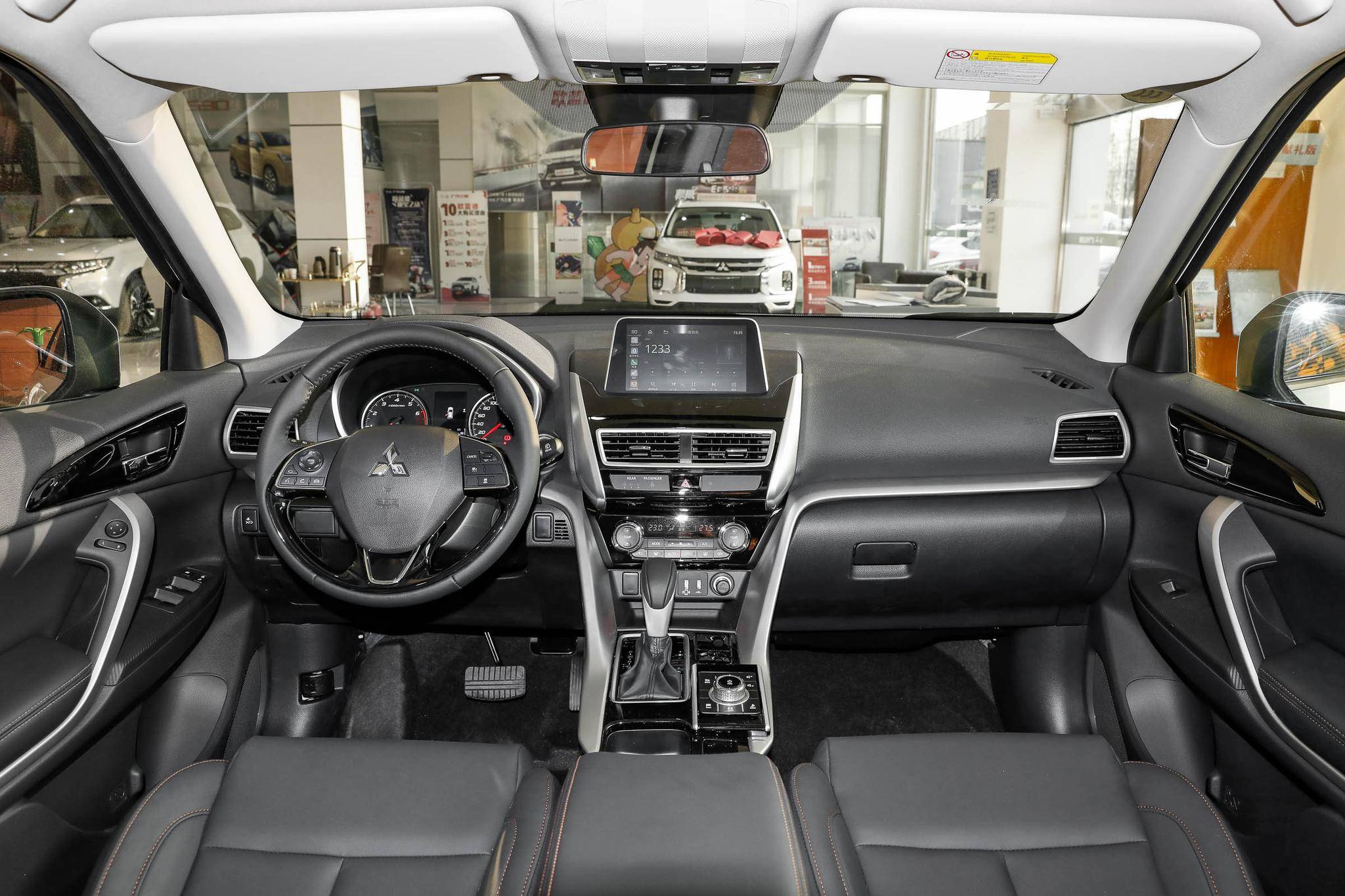 走进车内,相对于个性的外观设计,奕歌的内饰造型就偏于传统一些.