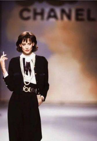 因为53岁秒杀布吕尼，被评为“法国最时髦女人”，是老佛爷的缪斯女神