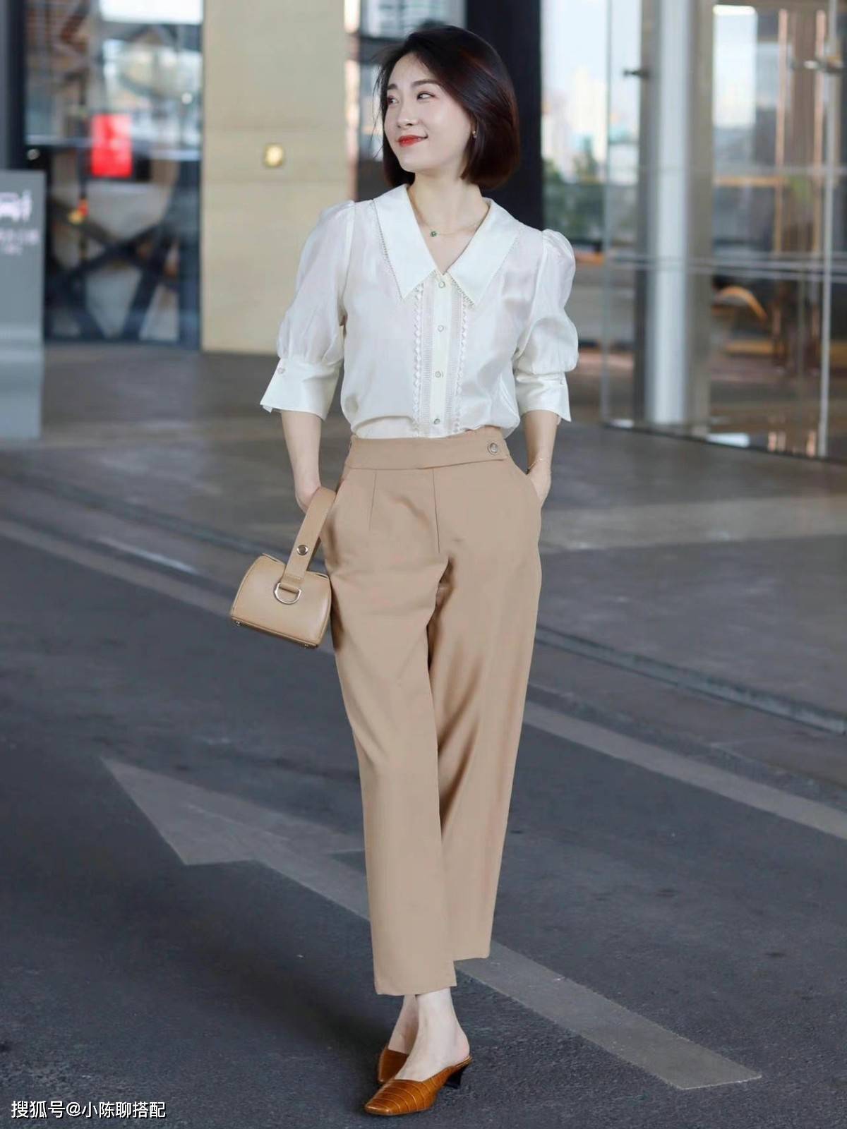 层次 贵气有质感的“卡其神裤”，优雅女人这样穿，比小白裤更高级