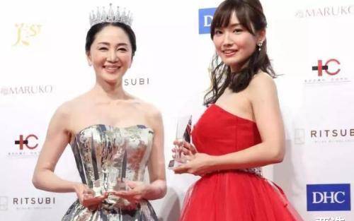 漂亮52岁坂村薰拿下日本选美冠军，看这肌肤水嫩度，难怪能够艳压群芳