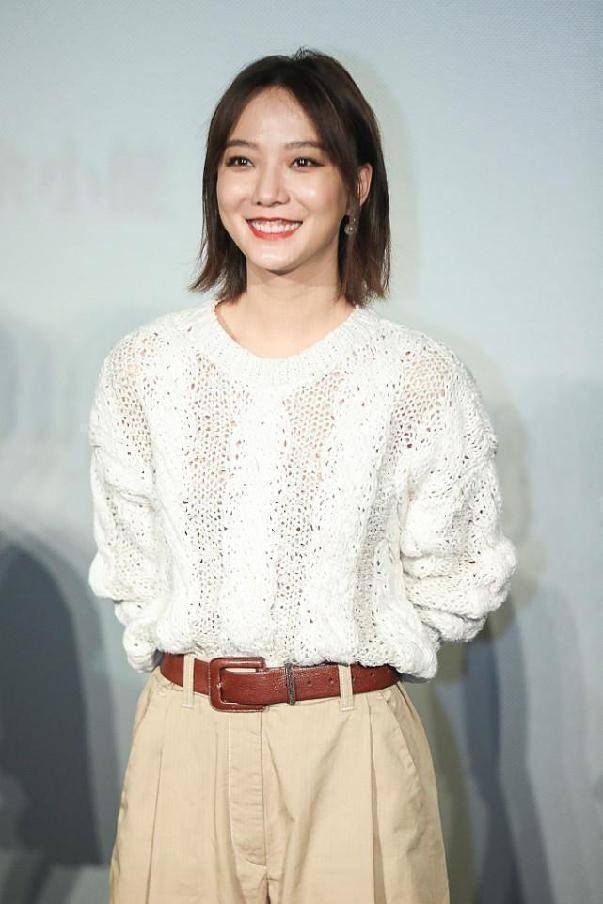 设计 王珞丹身材不算瘦,但穿露肩连体裤还挺个性,身高加分不少