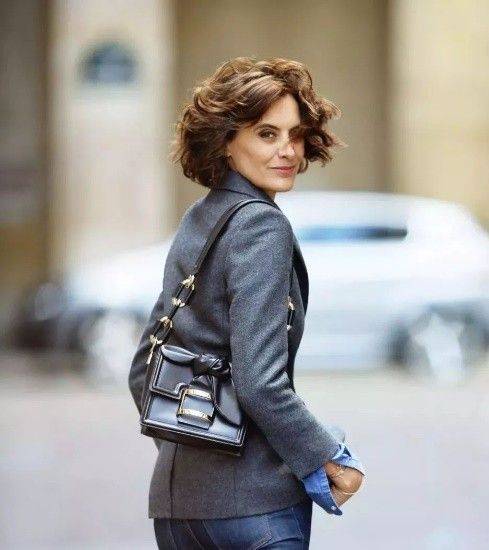 因为53岁秒杀布吕尼，被评为“法国最时髦女人”，是老佛爷的缪斯女神