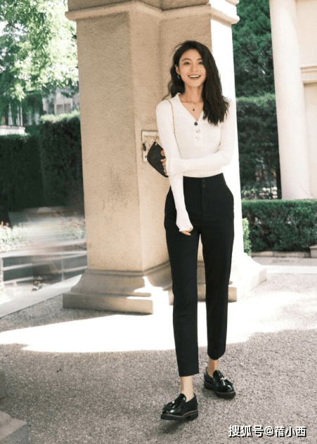 小白 尽量少穿小白鞋了,有些烂大街,看看这3双鞋子,时髦又洋气